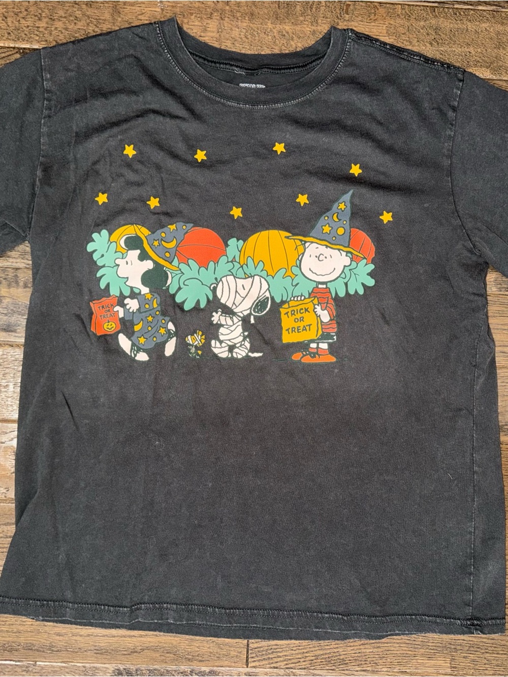 Size LARGE Peanuts Halloween Trick-or-Treat juniors Graphic Tee - Picture 4 of 4